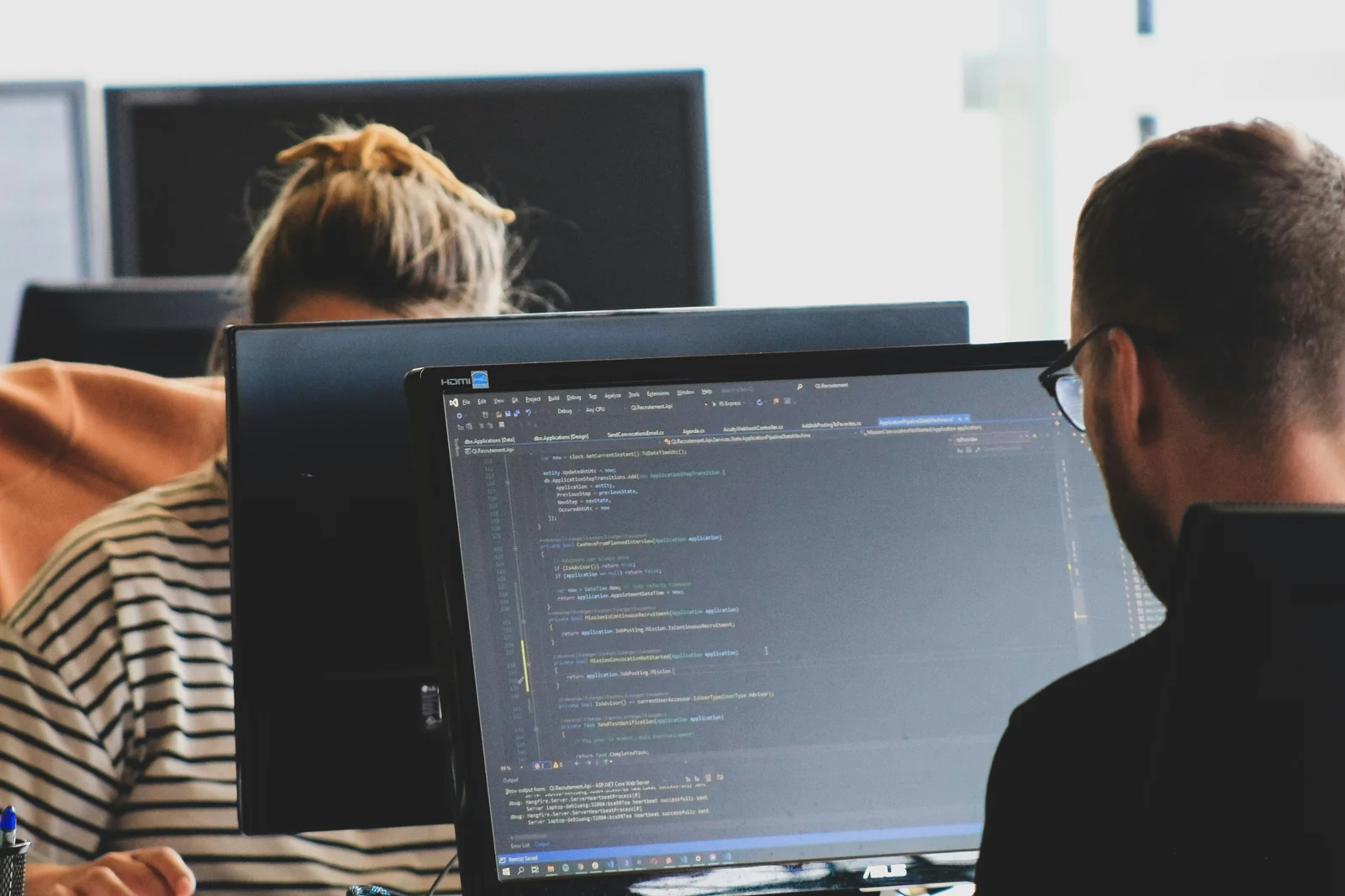 Développeurs au travail sur du code applicatif